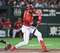 １回、空振り三振に倒れたマッカスカー（撮影・開出牧）