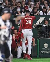 １回、ハーフスイングの判定を巡り秋村一塁塁審に抗議しベンチに戻るマッカスカー（撮影・開出牧）