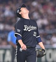 ５回、村林に四球を与え悔しがる九里（撮影・開出牧）