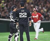 １回、浅村（後方）に左越え３ランを打たれた九里（２２）。捕手は福永（撮影・開出牧）