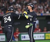 ７回、同点の右越え２ランを放ち紅林（左）とタッチを交わす宗（撮影・開出牧）