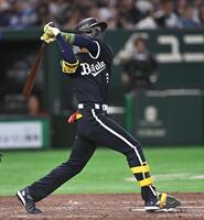 ７回、同点の右越え２ランを放つ宗（撮影・開出牧）