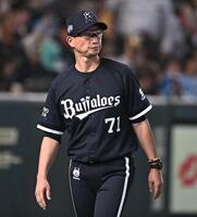 ８回、投手交代を告げた岸田監督（撮影・開出牧）