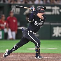 ９回、右越えにサヨナラ３ランを放つ来田（撮影・開出牧）