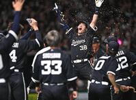 ９回、サヨナラの右越え３ランを放ちナインから手洗い祝福を受ける来田（右後方）＝撮影・開出牧