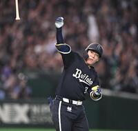 ９回、サヨナラの右越え３ランを放ちバットを投げる来田（撮影・開出牧）