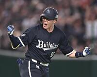 ９回、サヨナラの右越え３ランを放ちガッツポーズを決める来田（撮影・開出牧）
