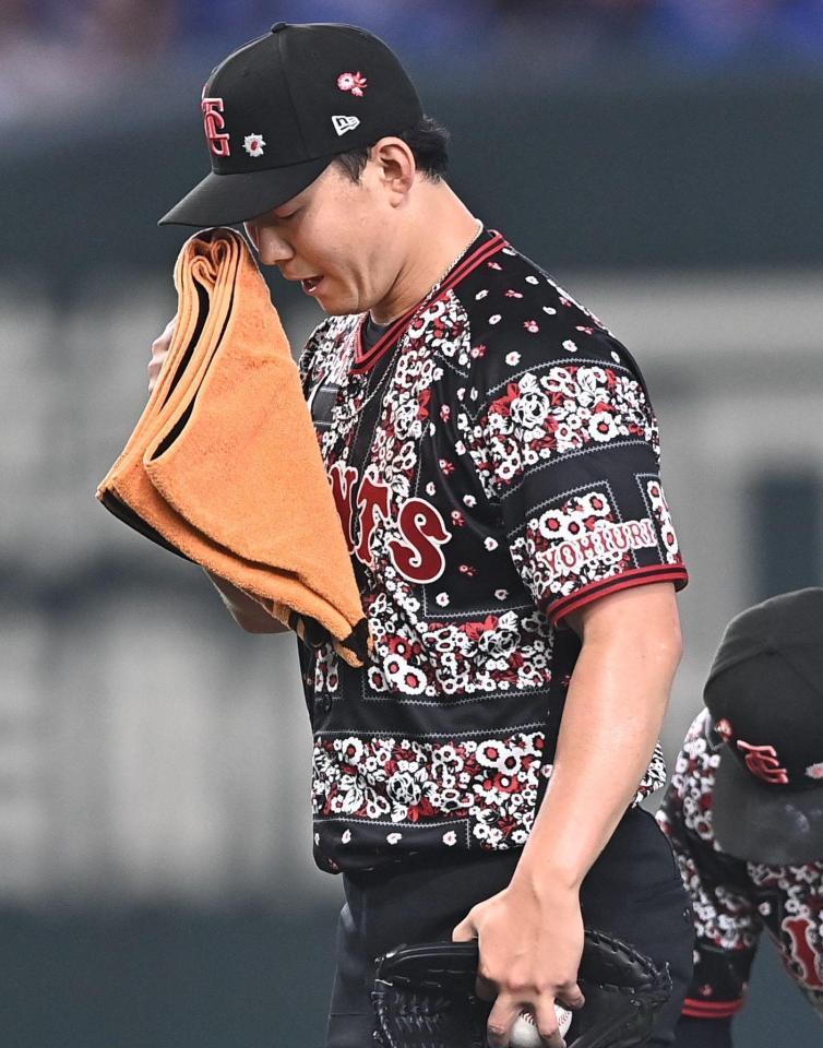 　６回、汗を拭う小笠原（撮影・開出牧）