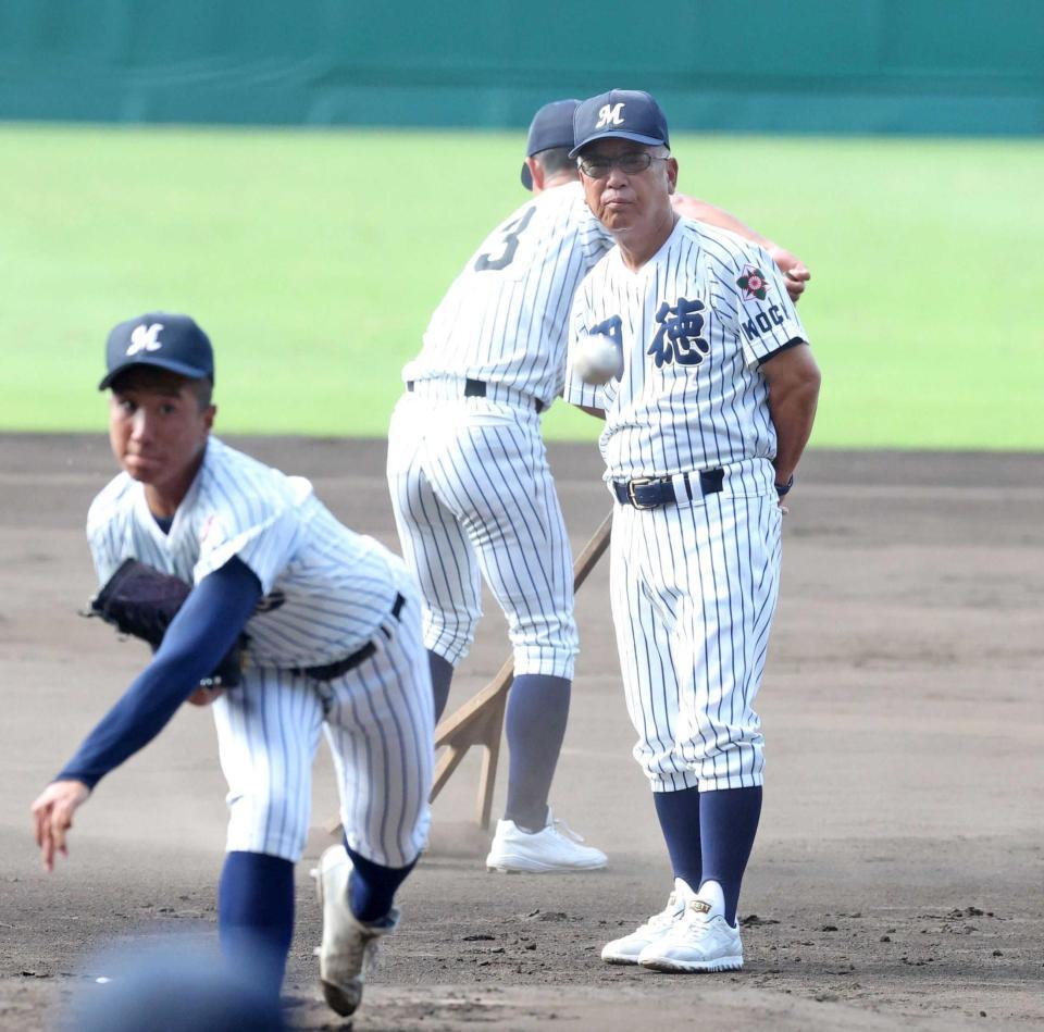 　投球練習を見つめる明徳義塾・馬淵監督（右）＝撮影・中田匡峻