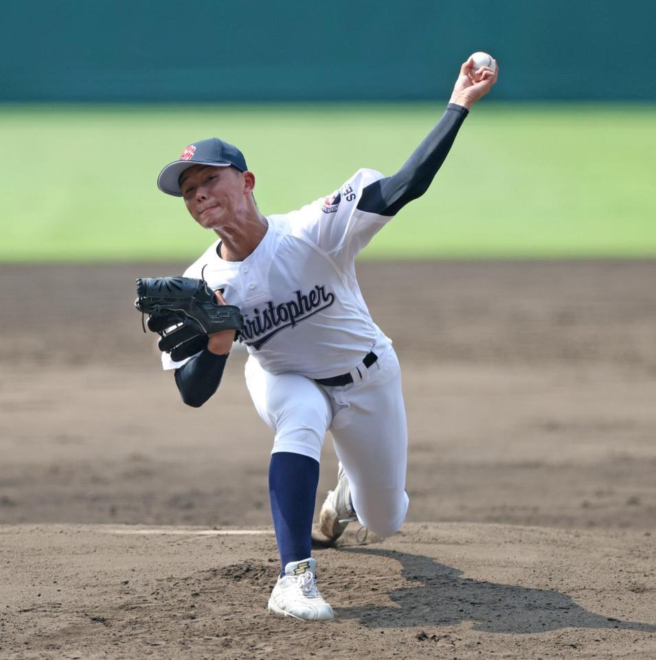 マウンドで投球練習をする聖隷クリストファー・高部陸（撮影・中田匡峻）