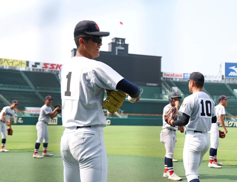明るい表情を見せる横浜・織田翔希（撮影・中田匡峻）