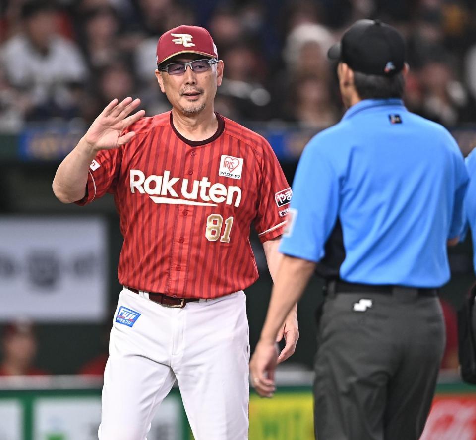 １回、ハーフスイングの判定を巡り抗議したマッカスカーに退場を宣告した秋村塁審（右）に抗議をする吉井監督（撮影・開出牧）