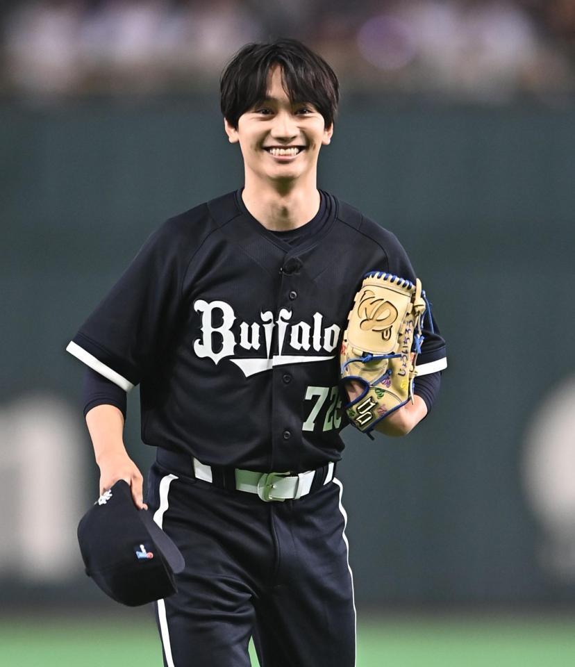 始球式を務め笑顔の「なにわ男子」の藤原丈一郎（撮影・開出牧）