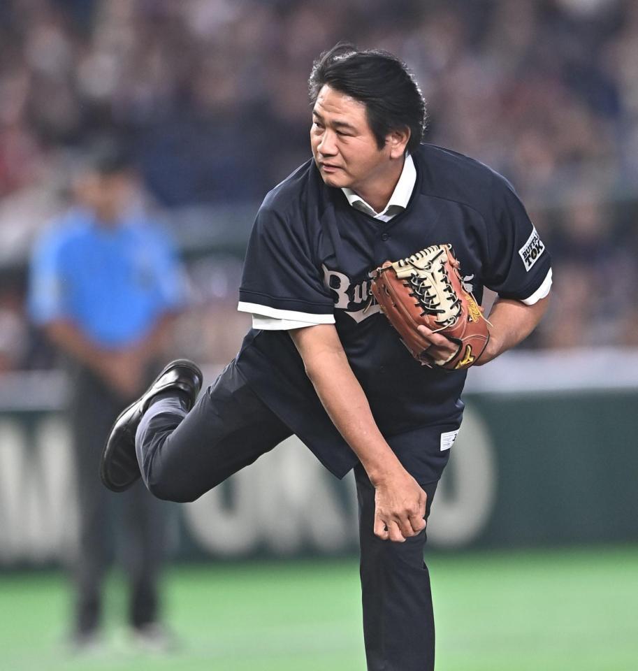 始球式を務めるオリックスＯＢの谷佳知氏（撮影・開出牧）