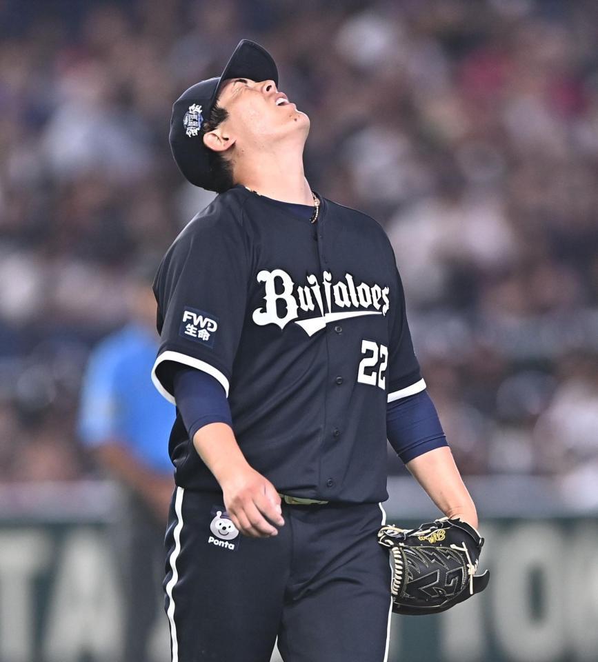 ５回、村林に四球を与え悔しがる九里（撮影・開出牧）