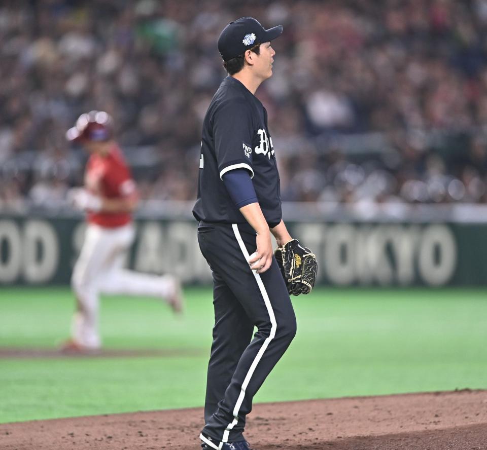 ２回、中島（後方）に２者連続ホームランを打たれぼう然とする九里（撮影・開出牧）