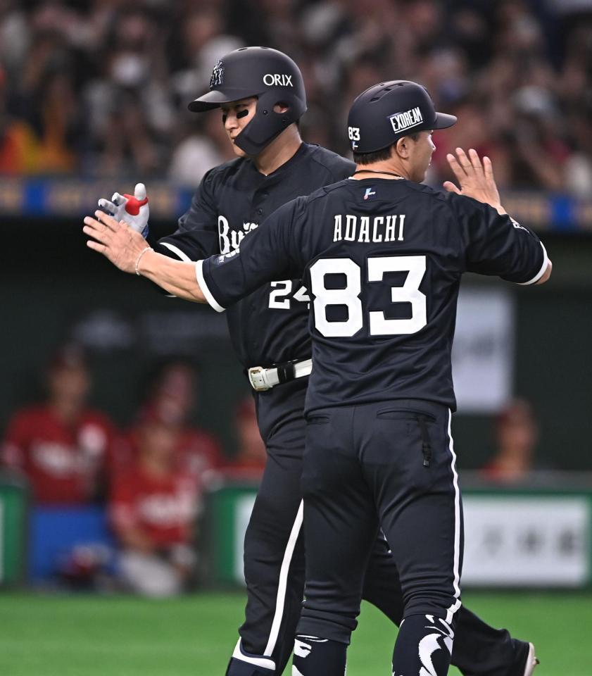 ２回、中越え２ランを放ち安達コーチ（８３）とタッチを交わす紅林（撮影・開出牧）