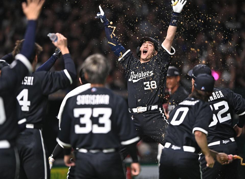 ９回、サヨナラの右越え３ランを放ちナインから手洗い祝福を受ける来田（右後方）＝撮影・開出牧