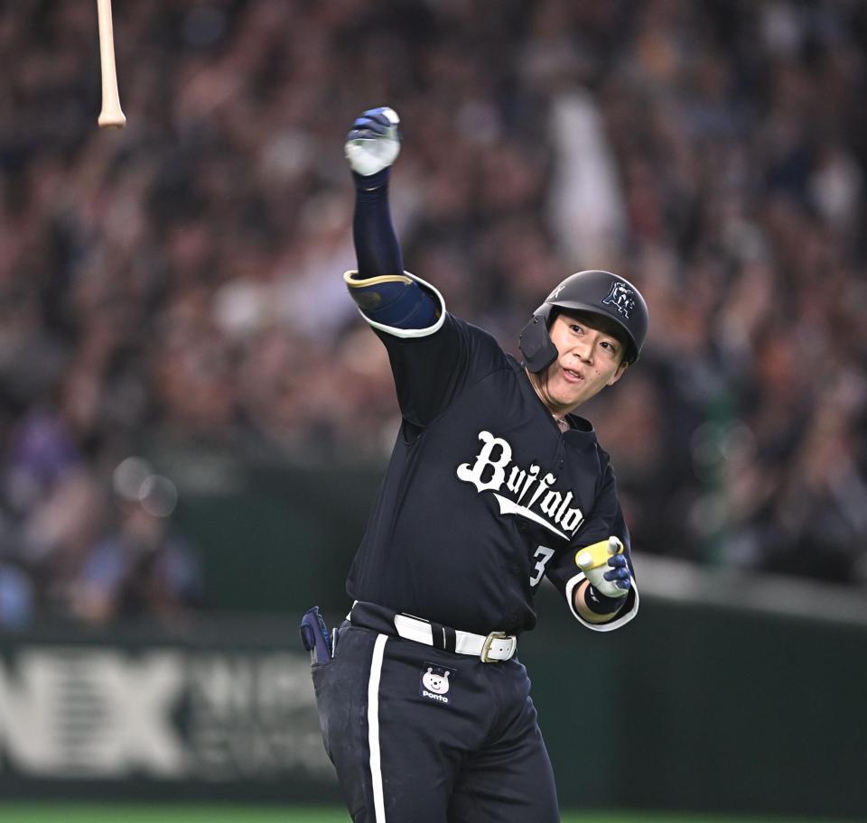 ９回、サヨナラの右越え３ランを放ちバットを投げる来田（撮影・開出牧）