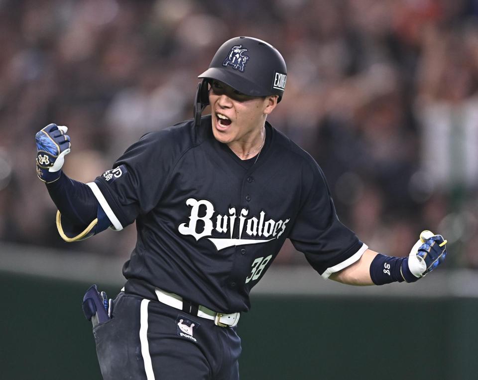 ９回、サヨナラの右越え３ランを放ちガッツポーズを決める来田（撮影・開出牧）
