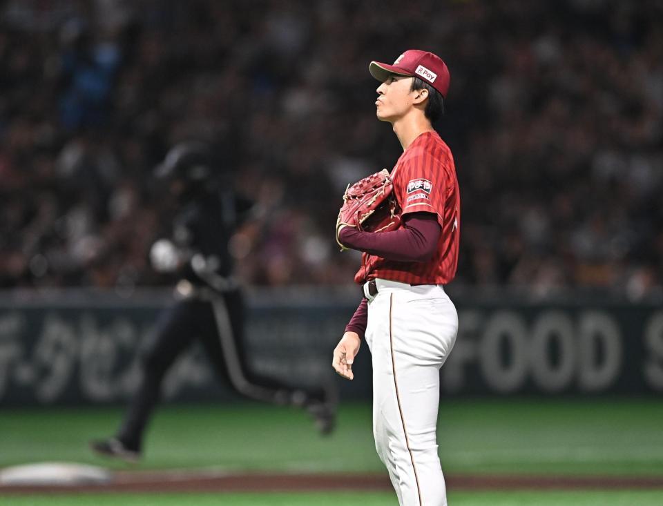 ２回、紅林（後方）に中越え２ランを打たれた荘司（撮影・開出牧）