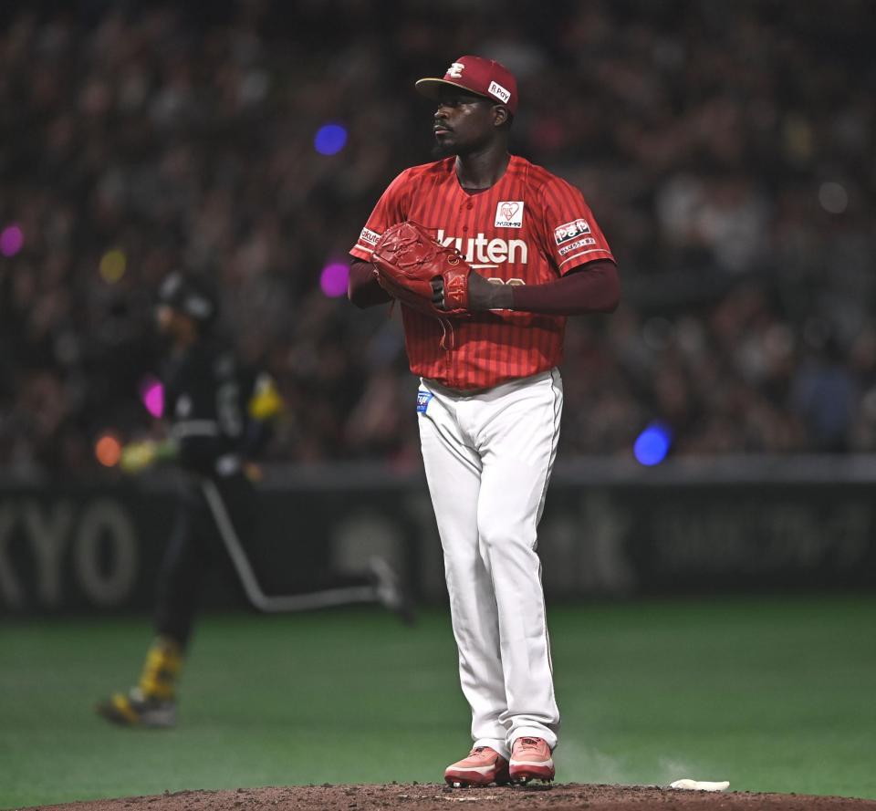 ７回、宗（左後方）に同点の右越え２ランを打たれたマルテ（撮影・開出牧）