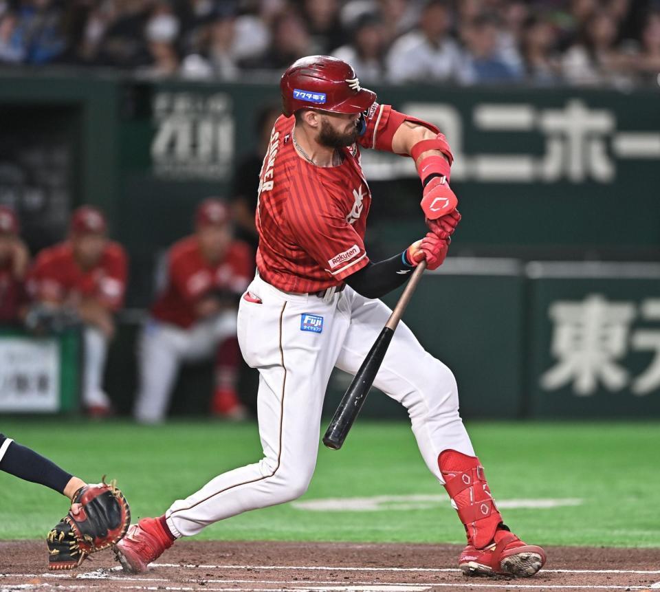 １回、空振り三振に倒れたマッカスカー（撮影・開出牧）