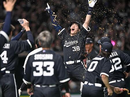 　９回、サヨナラ３ランを放ち、手荒い祝福を受ける来田（撮影・開出牧）