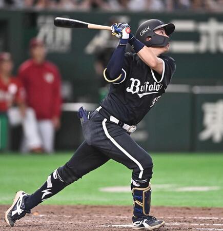 　９回、サヨナラ３ランを放つ来田（撮影・開出牧）