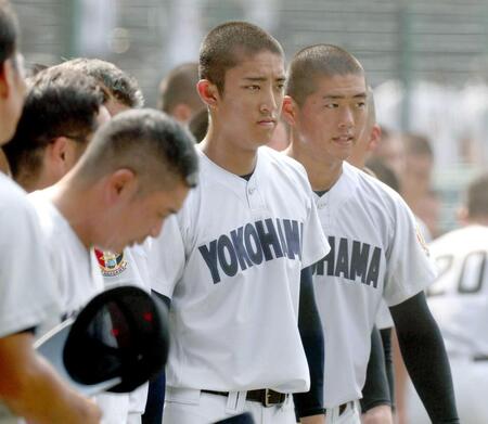 練習を終え引き揚げる横浜・織田（中央）（撮影・中田匡峻）