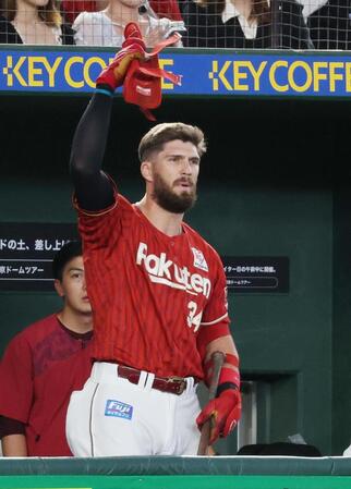 １回、空振り三振の判定に不満をあらわにするマッカスカー。侮辱行為で退場となる