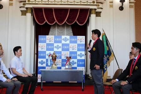 吉村知事に優勝を報告する関大・森内主将