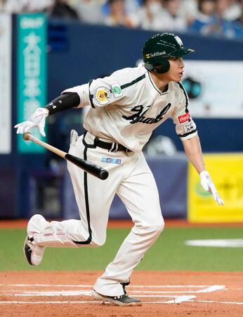６回、柳田が右中間に二塁打を放つ