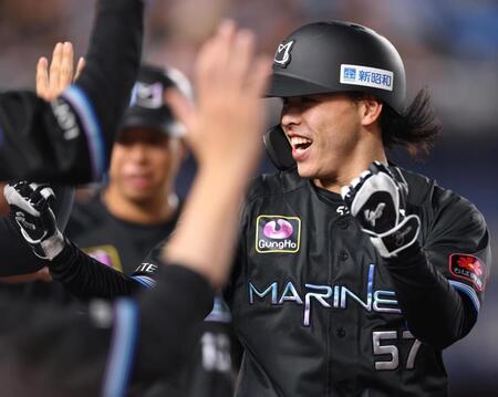 ３回、２ランを放った小川（撮影・石井剣太郎）