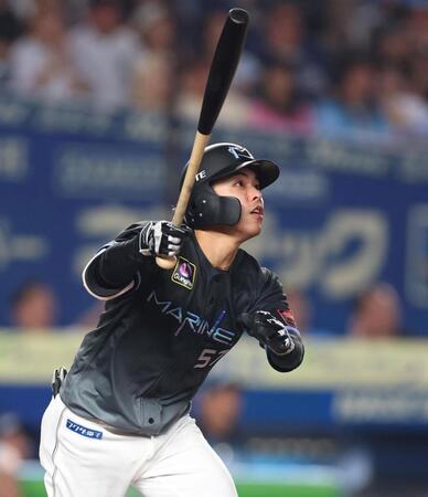 ３回、２ランを放つ小川（撮影・石井剣太郎）