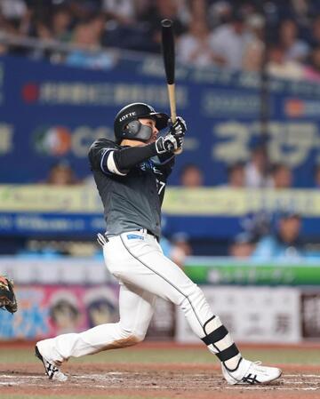３回、２ランを放つ小川（撮影・石井剣太郎）