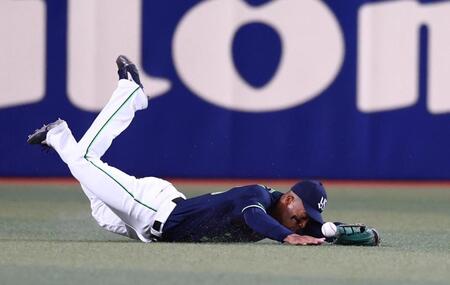 ８回、細川の打球に飛び付くモンテル。捕りきれず中前打となる