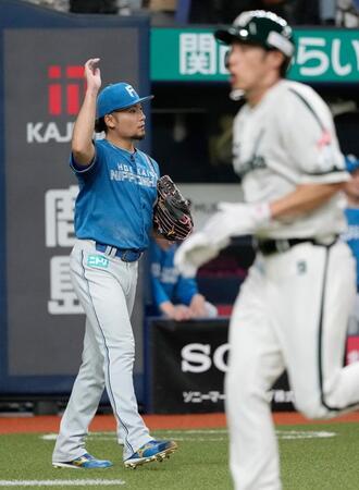 ６回、得点を許した先発の伊藤。手前は犠飛で生還した柳田