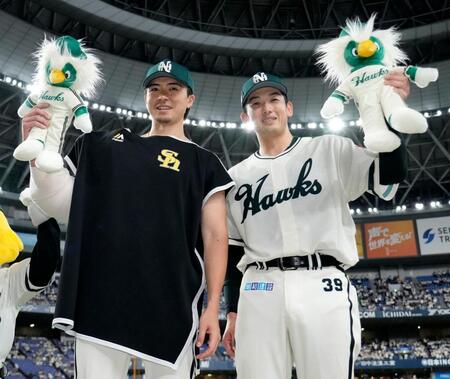 日本ハムに勝利し、ポーズをとる上沢（左）と山本祐