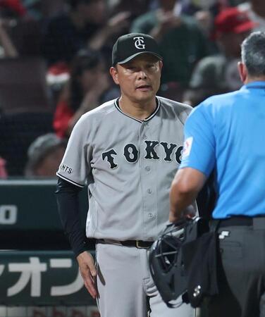 ８回の攻撃を終え、選手交代を告げる橋上監督代行（撮影・北村雅宏）