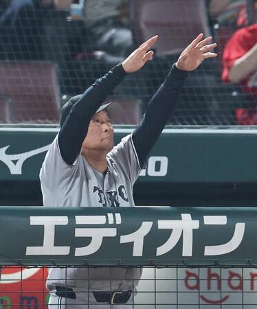 １０回、二走・小浜の二塁封殺アウト判定に、リクエストする橋上監督代行（撮影・北村雅宏）