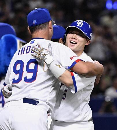 　９回、サヨナラ打を放ち、井上監督（左）に祝福される村松