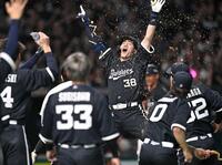 　９回、サヨナラ３ランを放ち、手荒い祝福を受ける来田（撮影・開出牧）