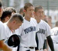 練習を終え引き揚げる横浜・織田（中央）（撮影・中田匡峻）