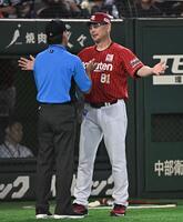 １回、ハーフスイングの判定を巡り抗議したマッカスカーに退場を宣告した秋村塁審（右）に抗議をする吉井監督（撮影・開出牧）