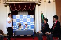 関大野球部にエールを送る吉村大阪府知事