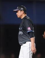 選手の交代を告げるサブロー監督（撮影・石井剣太郎）