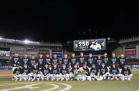 ナインと記念撮影する益田（撮影・石井剣太郎）