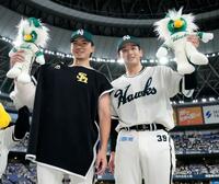 日本ハムに勝利し、ポーズをとる上沢（左）と山本祐