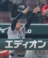 １０回、二走・小浜の二塁封殺アウト判定に、リクエストする橋上監督代行（撮影・北村雅宏）